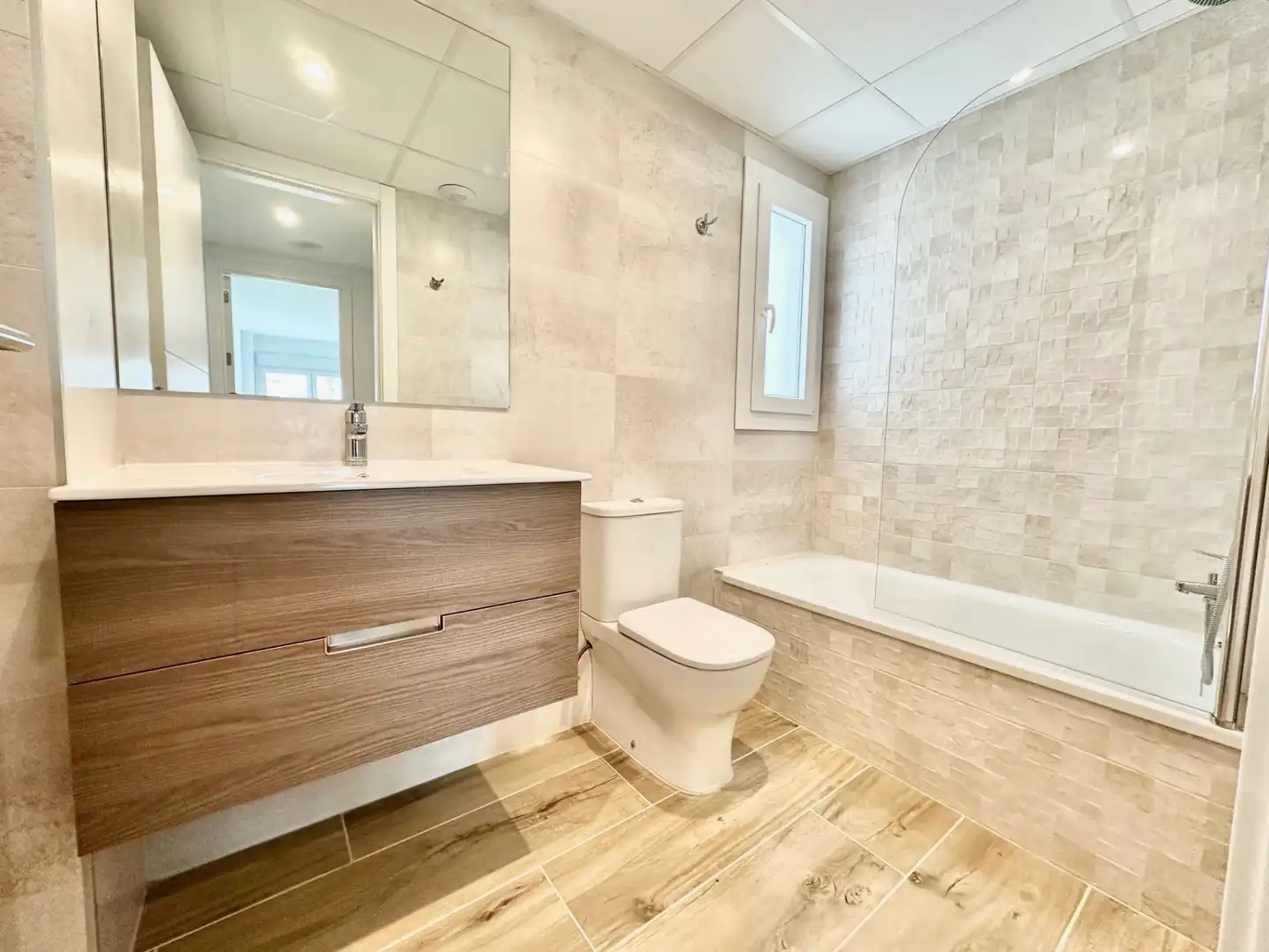 Badezimmer von Wohnungen zur Miete in Marbella mit Klimaanlage, Terrasse und Schwimmbad