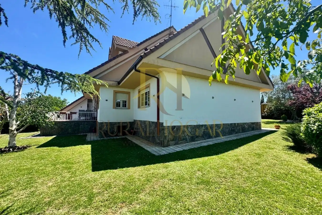 Vista exterior de Casa o chalet en venta en Santovenia de la Valdoncina con Calefacción, Jardín privado y Parquet