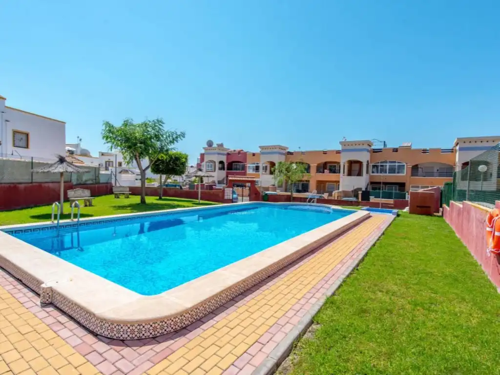 Piscina de Casa adosada en venda en Orihuela amb Aire condicionat, Moblat i Piscina comunitària