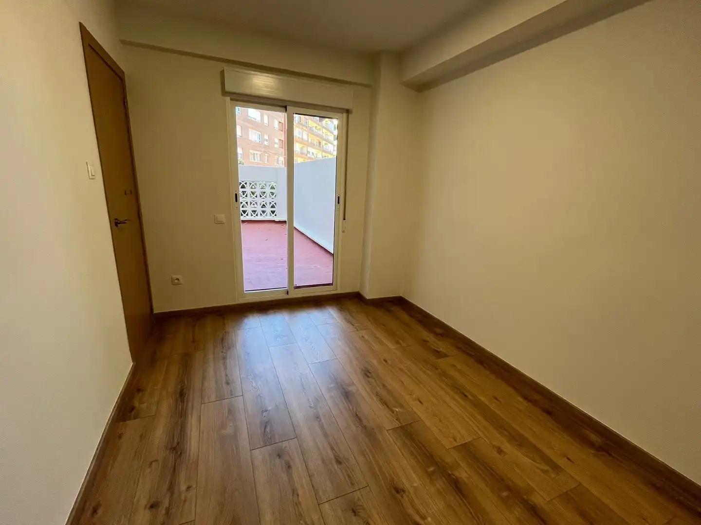 Dormitori de Pis de lloguer en Valencia amb Aire condicionat, Parquet i Terrassa