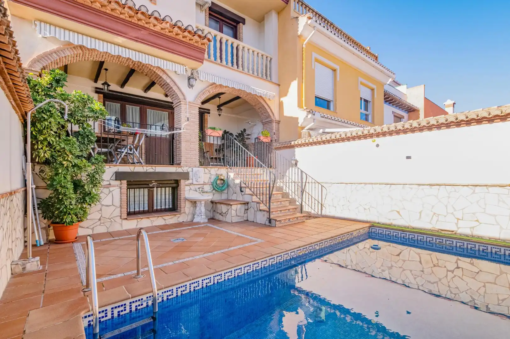Piscina de Casa adosada en venda en La Zubia amb Aire condicionat, Calefacció i Terrassa