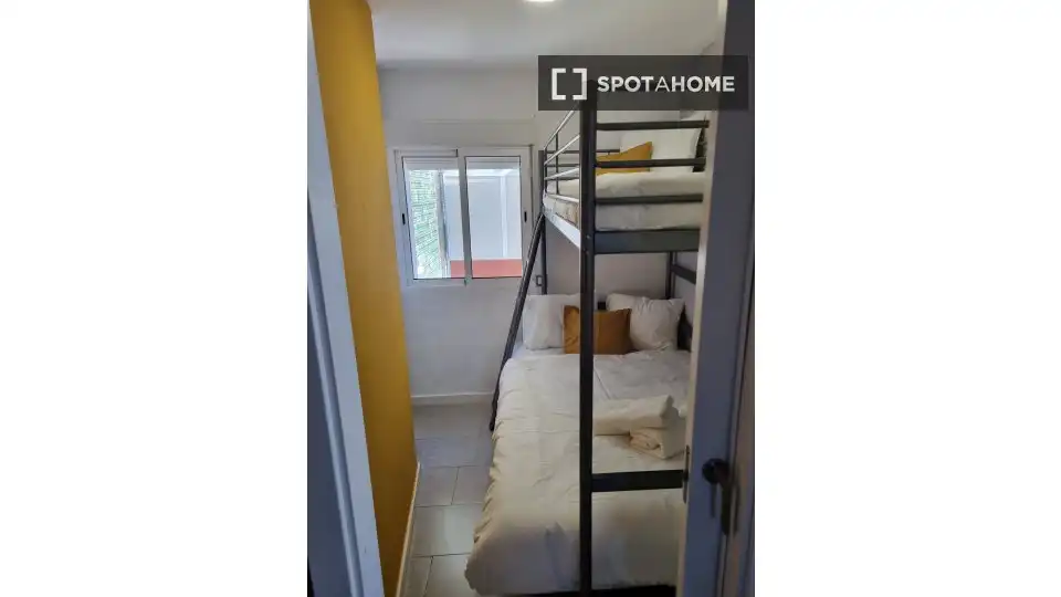 Dormitori de Apartament per a compartir en Alicante / Alacant amb Aire condicionat, Terrassa i Moblat