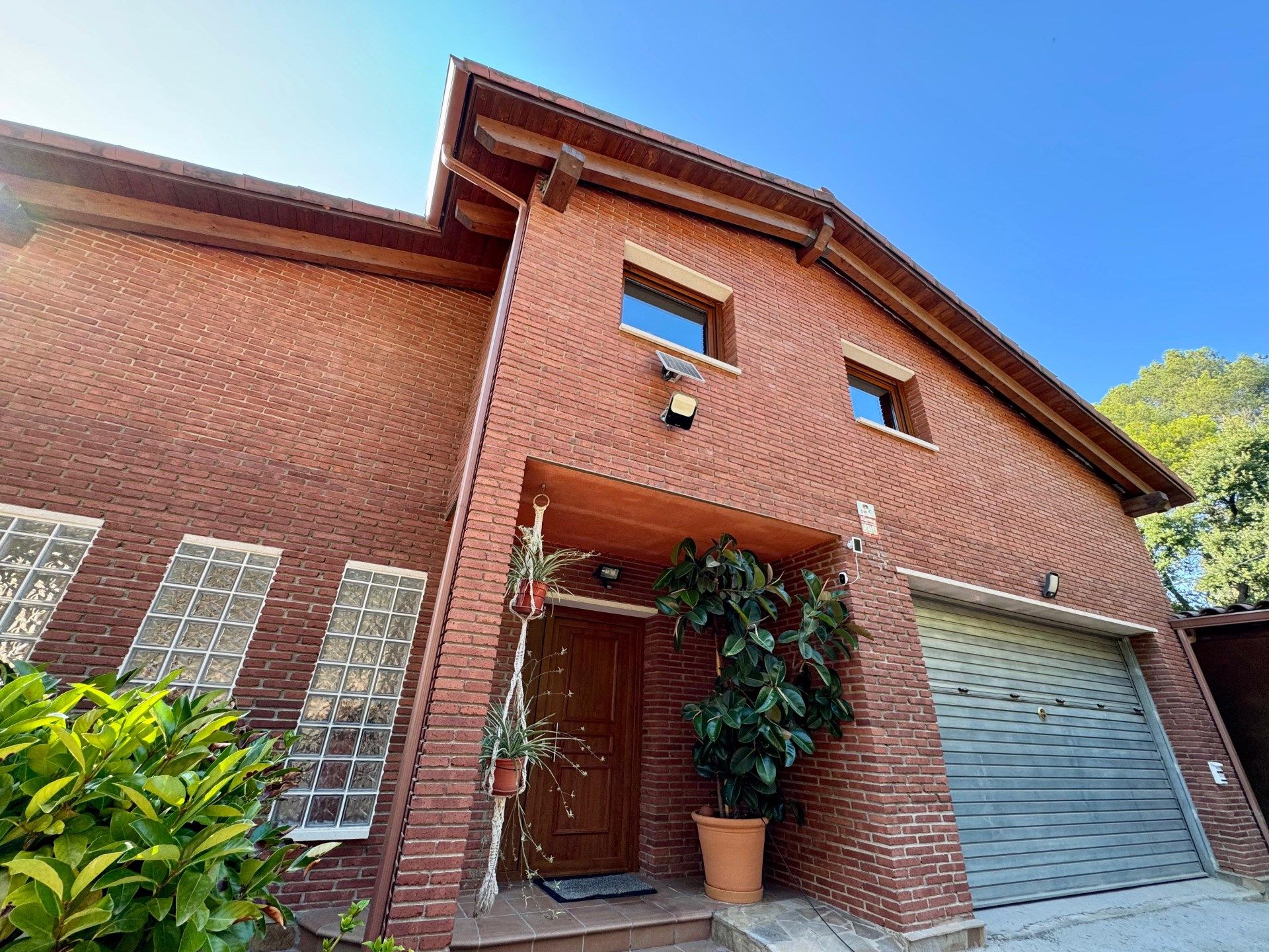 Vista exterior de Casa o xalet en venda en Montcada i Reixac amb Aire condicionat, Calefacció i Terrassa
