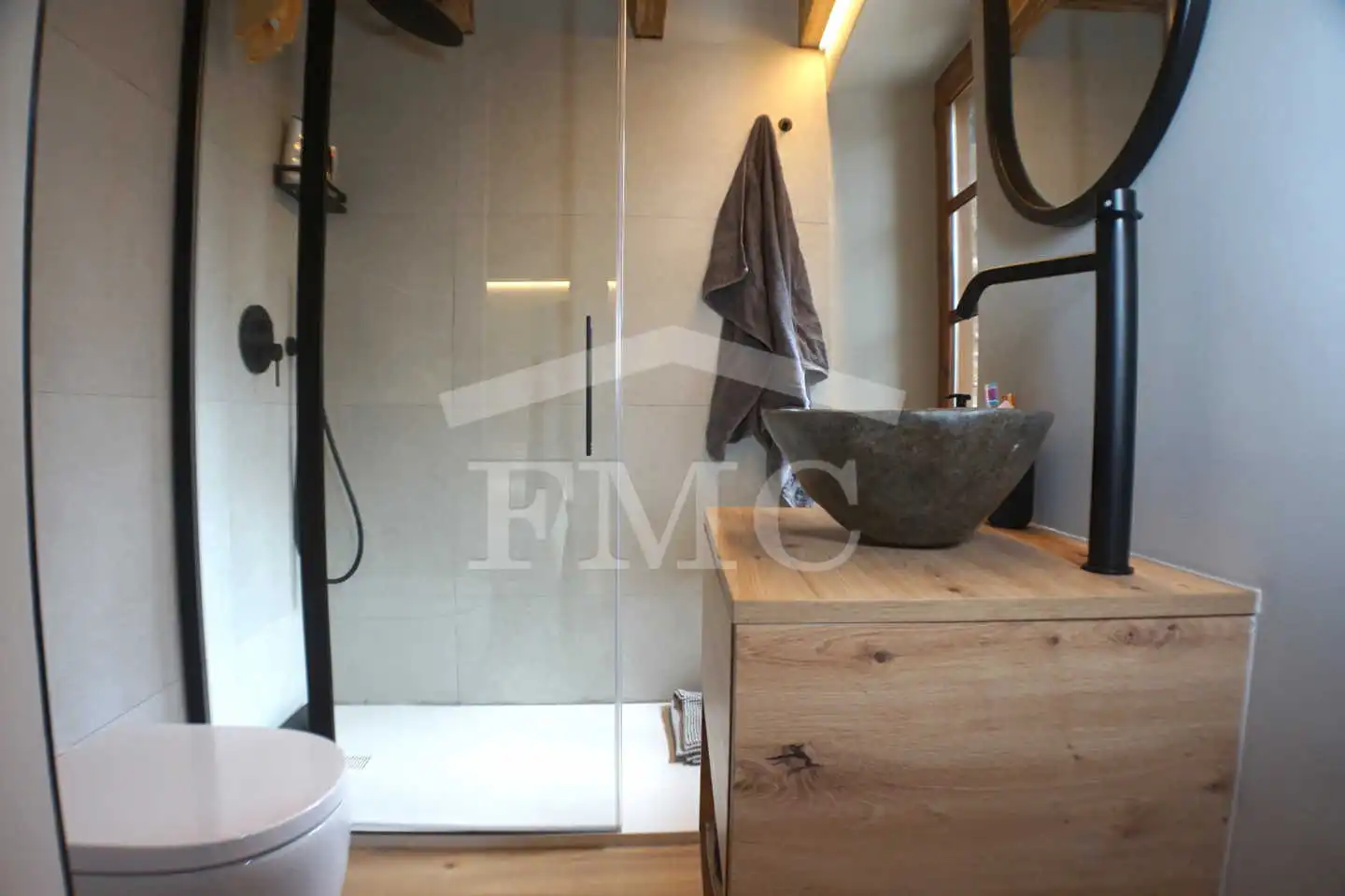 Badezimmer von Haus oder Chalet zur Miete in Saillagouse mit Heizung, Privatgarten und Parkett