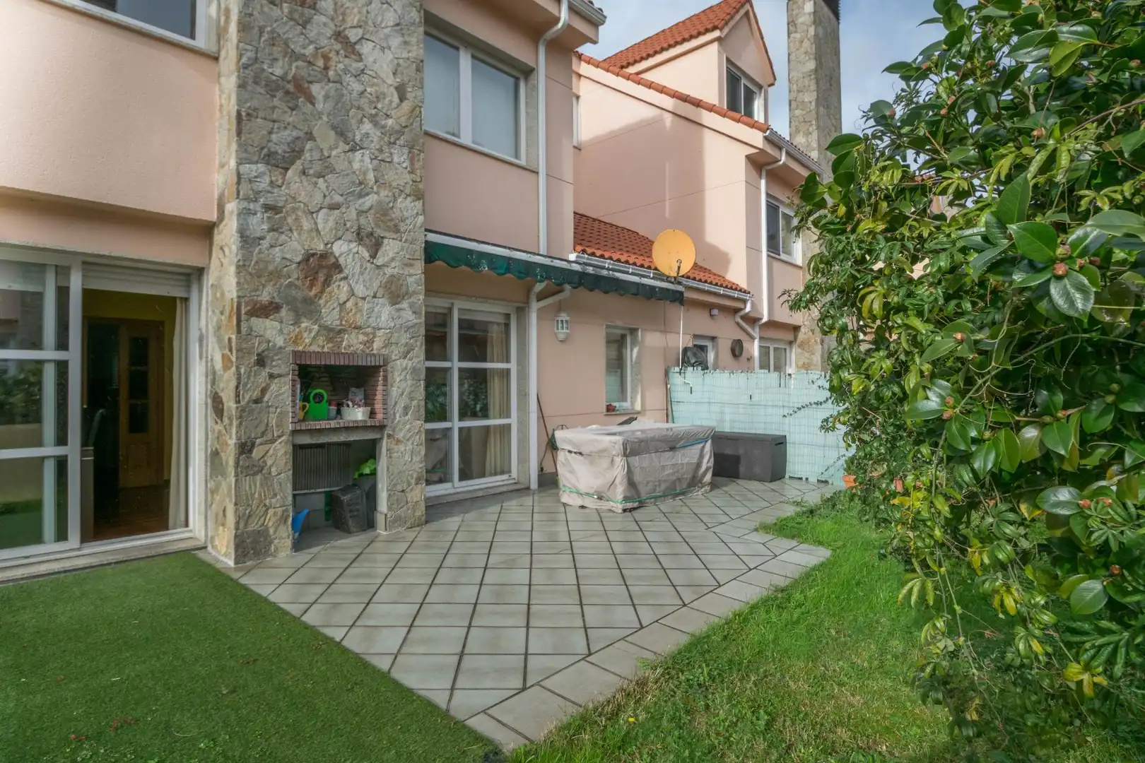 Jardín de Casa adosada en venta en Oleiros con Calefacción, Jardín privado y Parquet