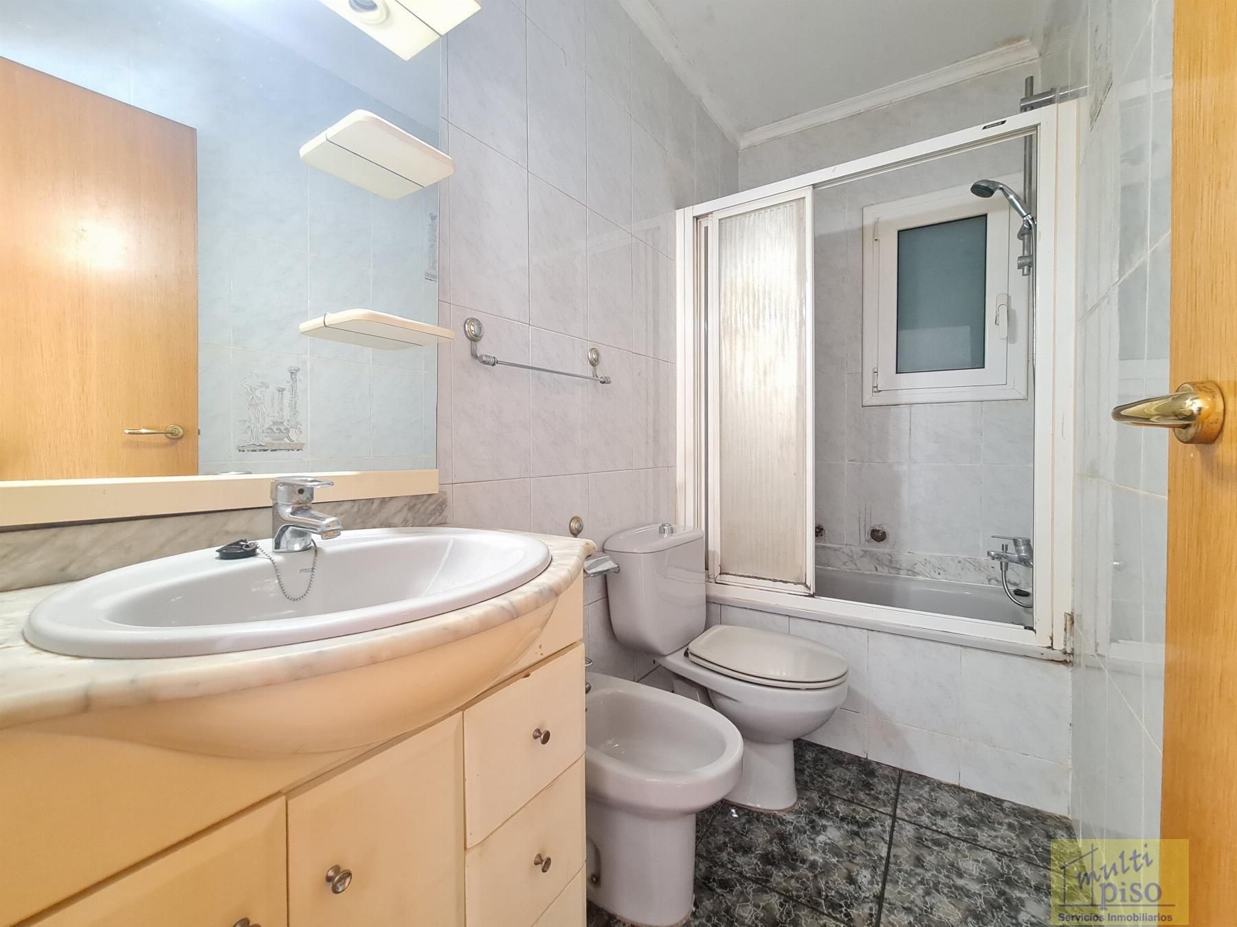 Baño de Piso en venta en L'Hospitalet de Llobregat con Aire acondicionado y Parquet