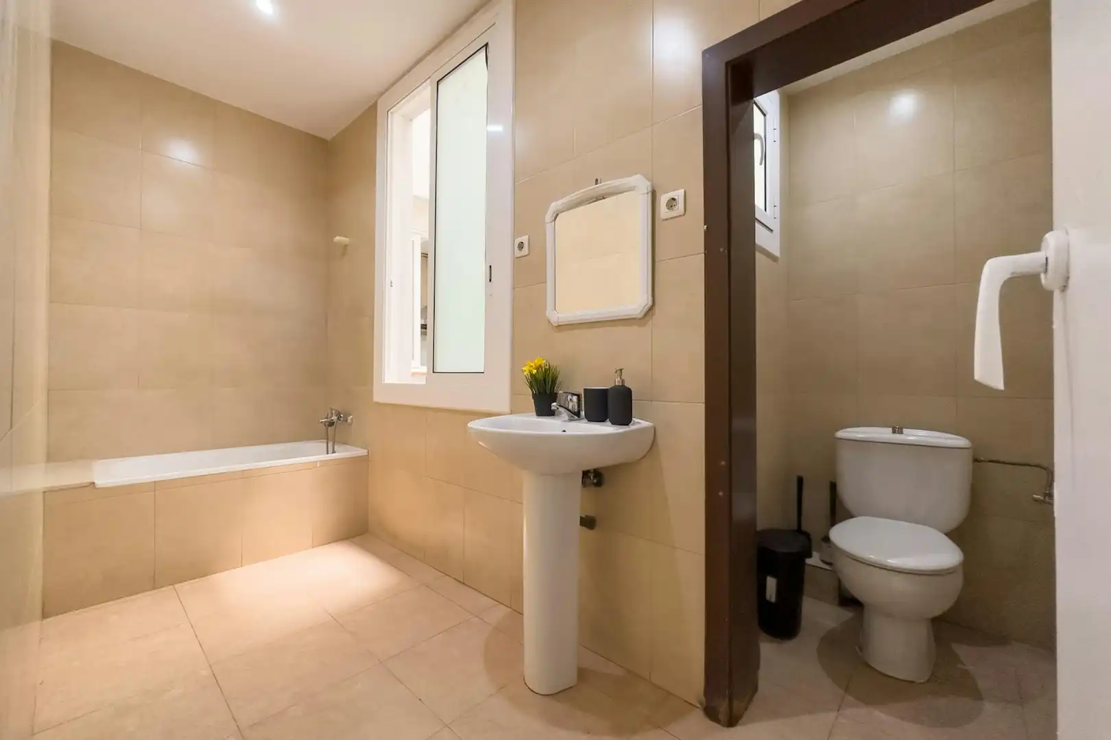 Bathroom of Flat for share in Barcelona  with Washing machine