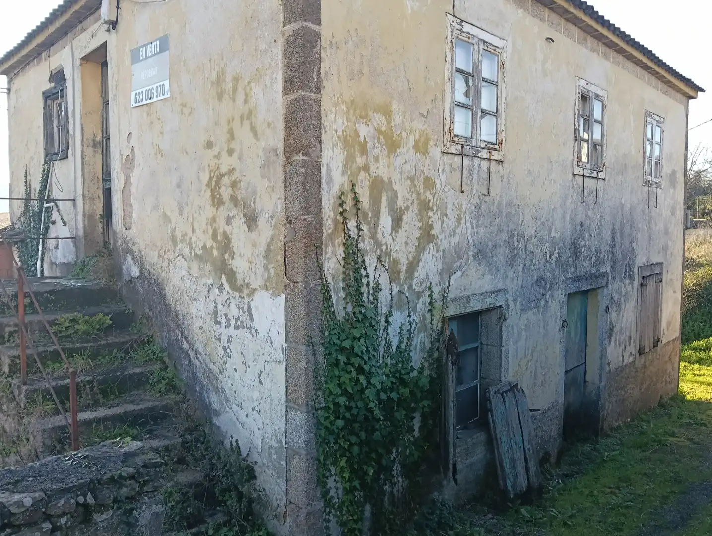 Vista exterior de Casa adosada en venda en Coirós amb Jardí privat