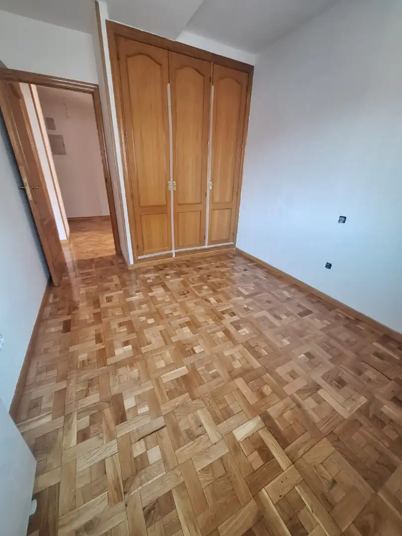 Dormitori de Pis de lloguer en Madrid amb Aire condicionat, Forn i Balcó