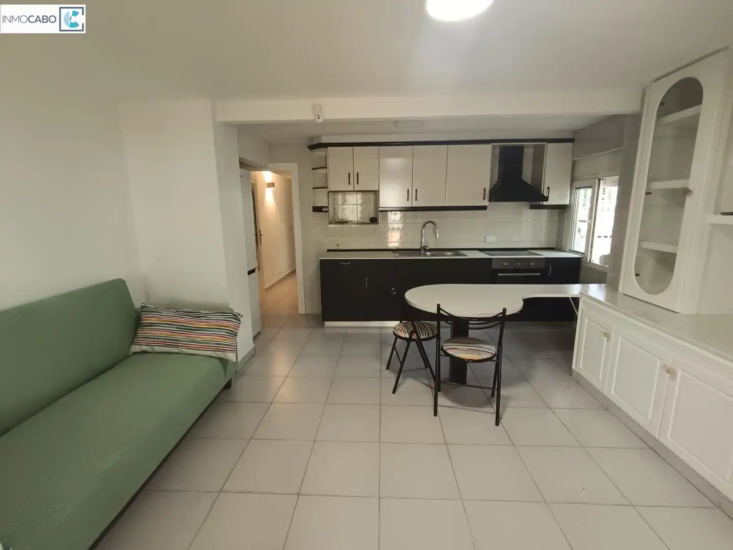 Cuina de Apartament de lloguer en Los Alcázares amb Aire condicionat, Terrassa i Traster