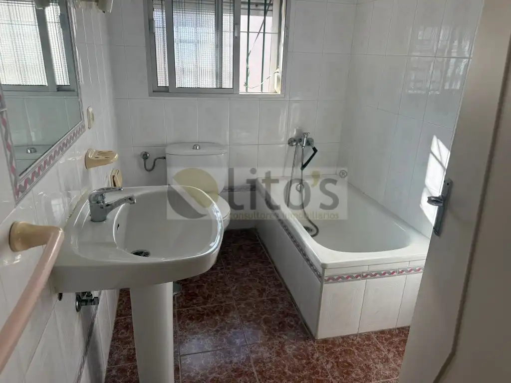 Badezimmer von Einfamilien-Reihenhaus zum Verkauf in Dos Hermanas