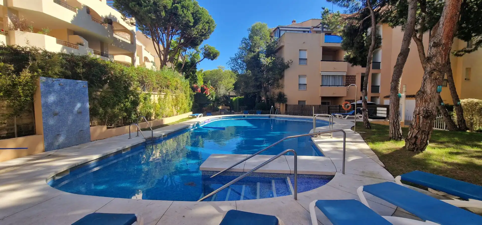 Piscina de Pis en venda en Marbella amb Terrassa i Piscina comunitària