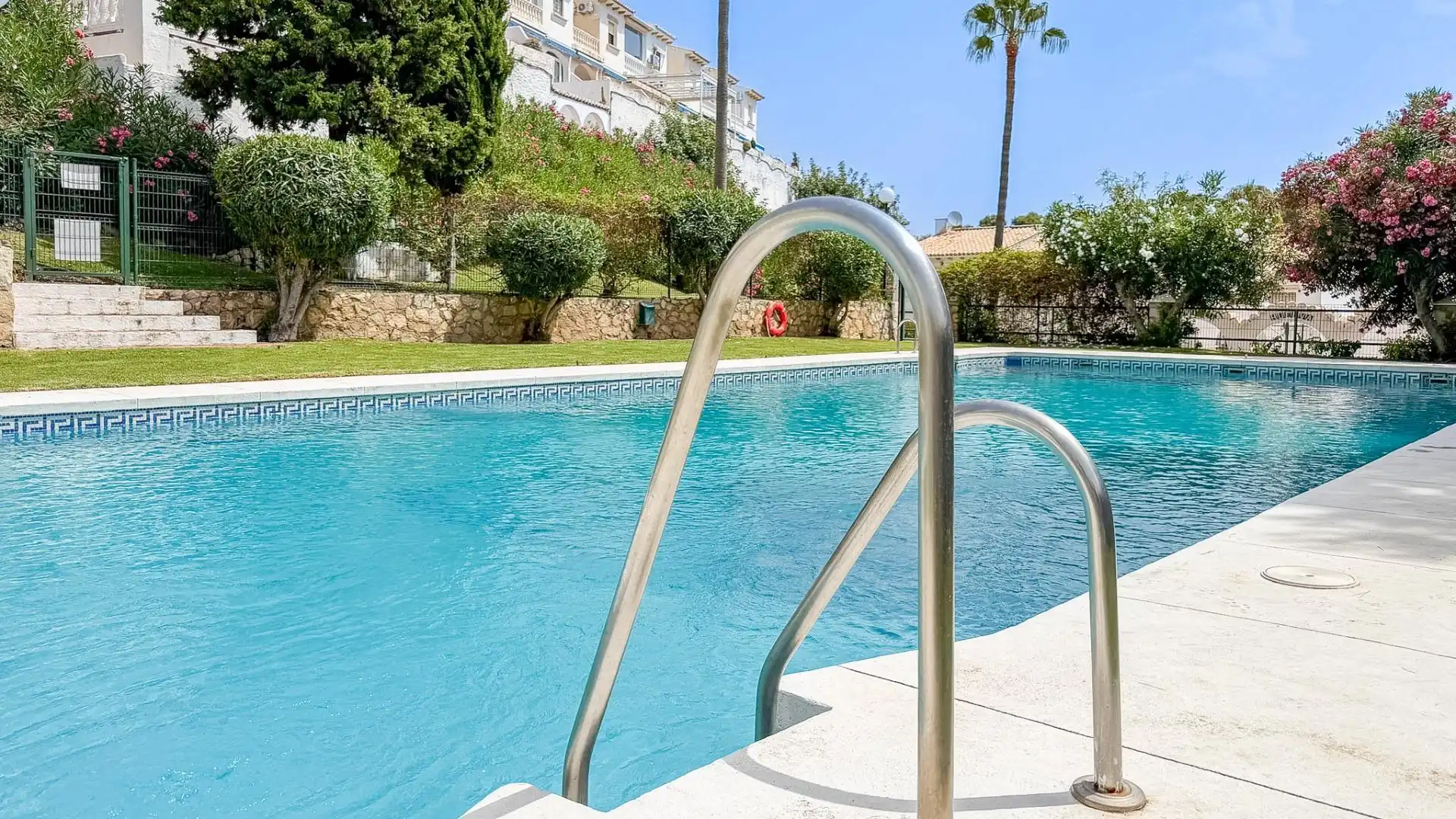 Piscina de Casa adosada en venda en Benalmádena amb Aire condicionat, Calefacció i Jardí privat