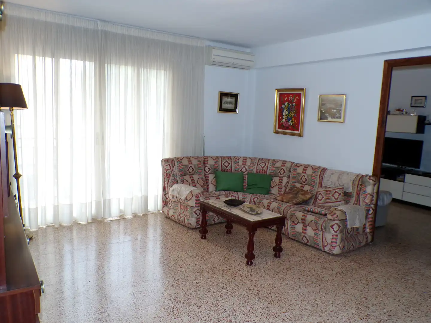 Wohnzimmer von Wohnung zum Verkauf in Rocafort mit Ofen und Balkon