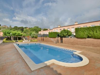 Piscina de Casa adosada en venda en Calella amb Aire condicionat, Calefacció i Jardí privat