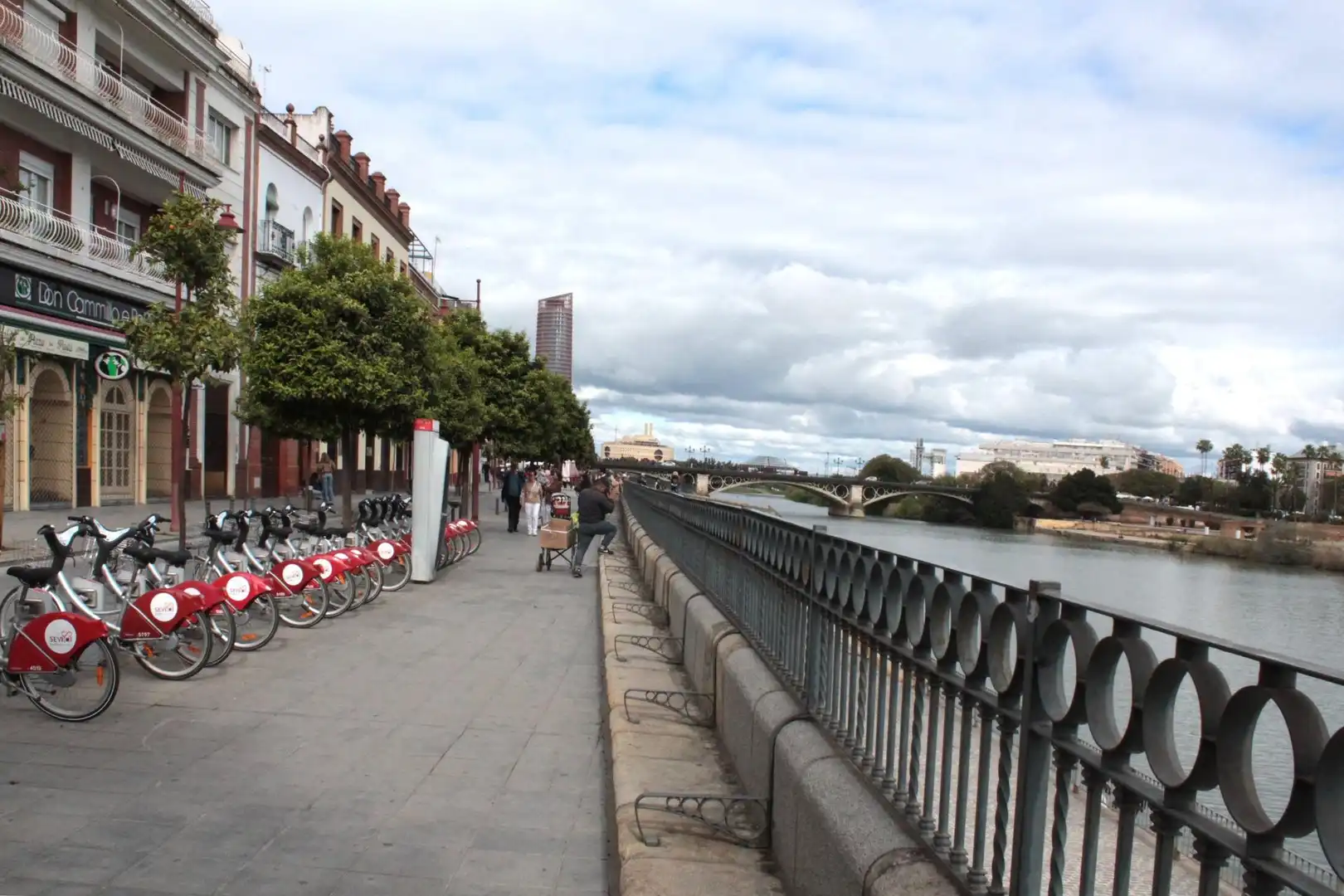 Commercial properties for rent in Calle Betis, Triana Casco Antiguo