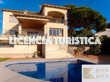 Casa amb balcó en venda a Mas Baell - Can Carbó