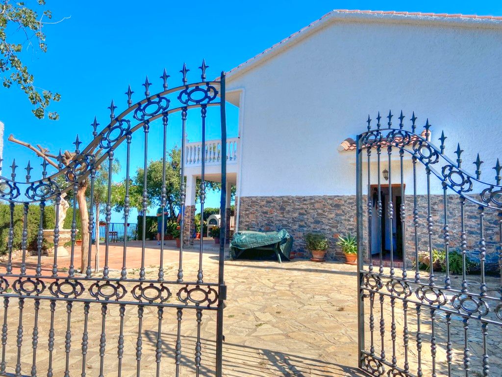 Vista exterior de Finca rústica en venda en Moclinejo amb Aire condicionat, Jardí privat i Terrassa