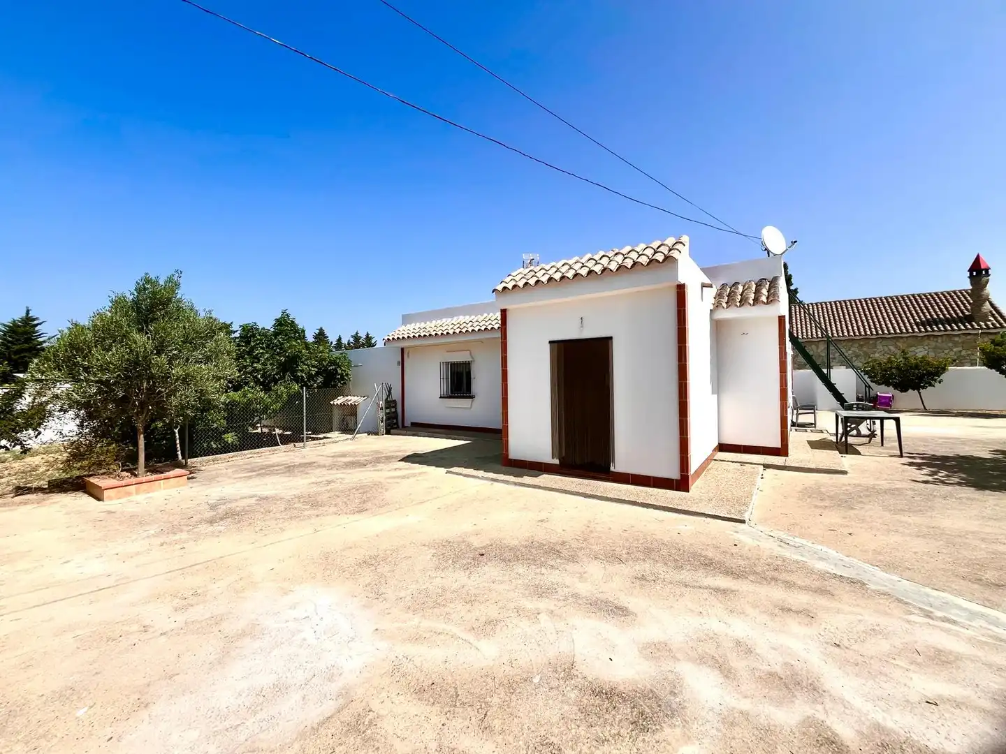 Vista exterior de Casa o xalet en venda en Chiclana de la Frontera amb Jardí privat i Terrassa