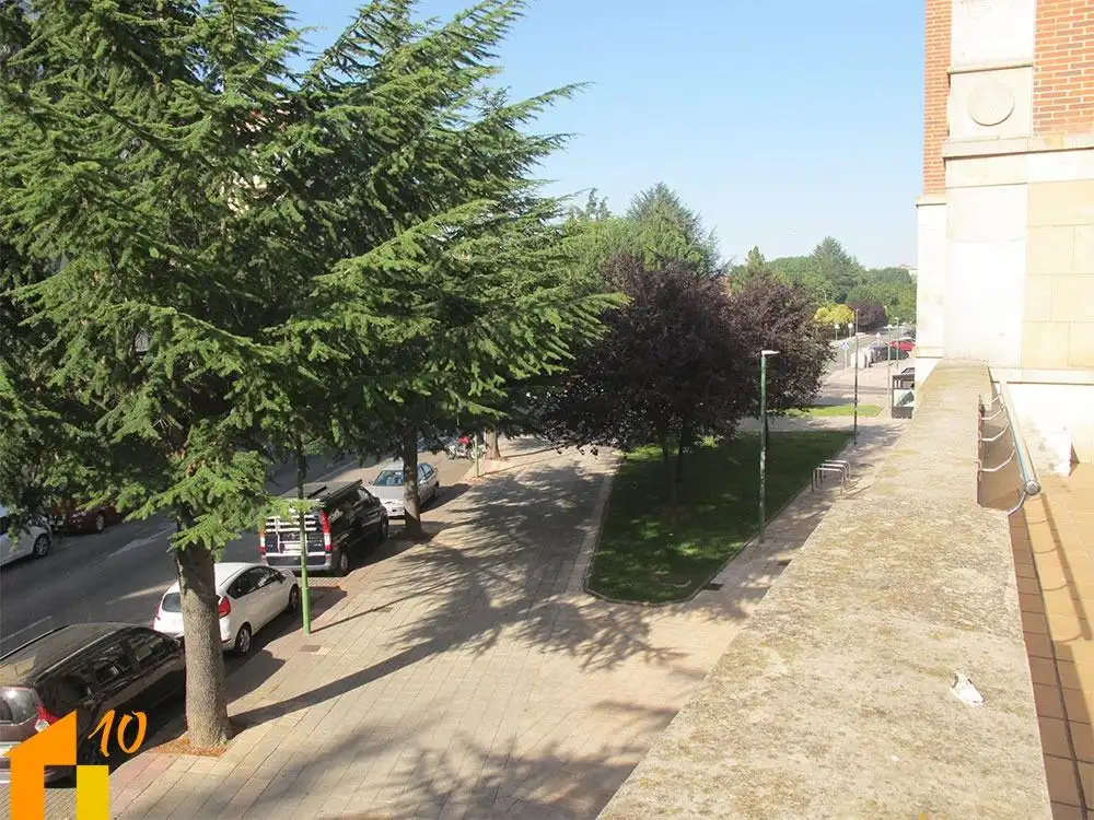 Vista exterior de Pis en venda en Burgos amb Calefacció, Terrassa i Traster