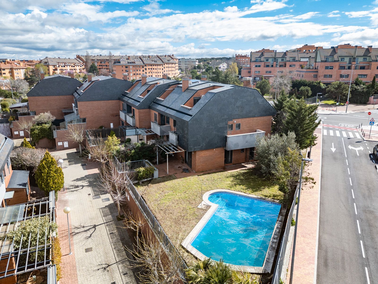 Exterior view of Single-family semi-detached for sale in Las Rozas de Madrid  with Air Conditioner, Heating and Private garden