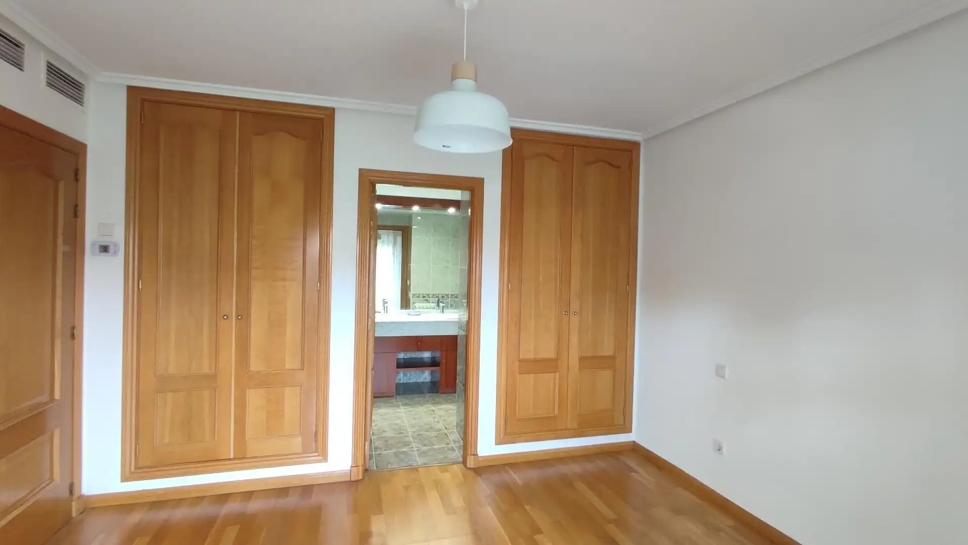 Habitación de Casa adosada de alquiler en Zaragoza con Aire acondicionado, Calefacción y Jardín privado