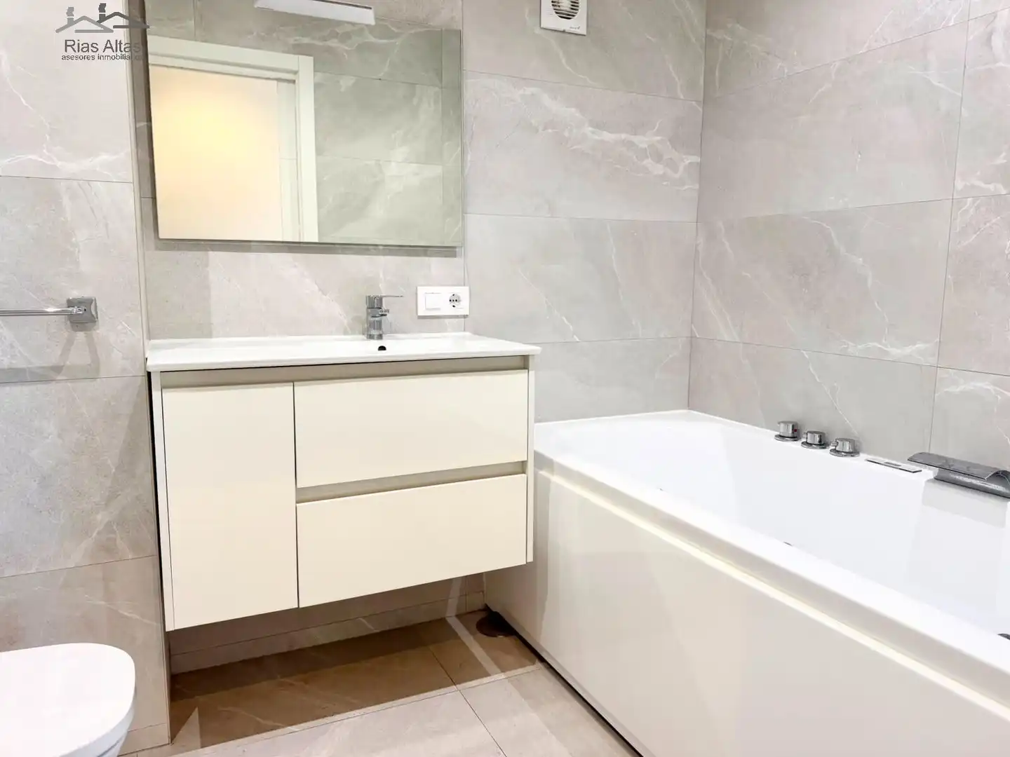 Baño de Piso en venta en A Coruña Capital  con Calefacción, Terraza y Amueblado