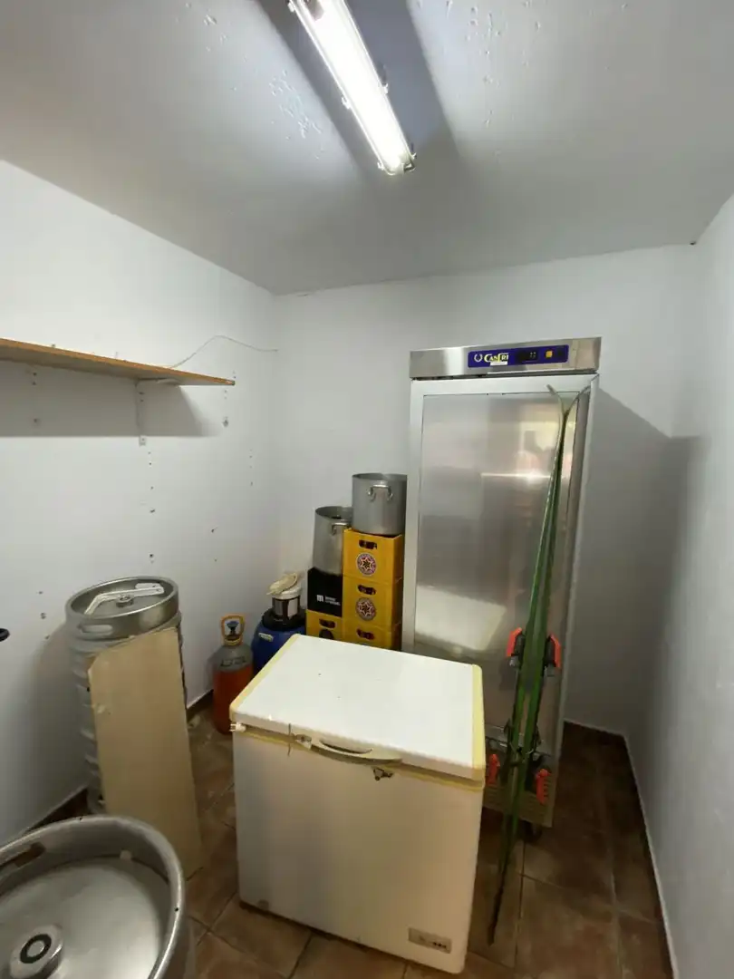 Cuina de Local en venda en Cornellà de Llobregat amb Aire condicionat