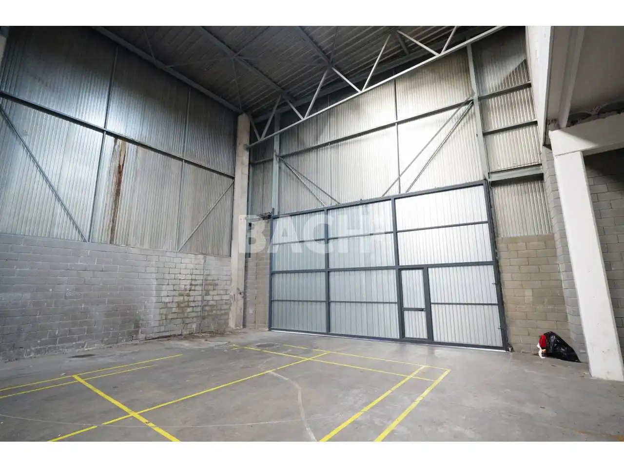 Industrial buildings for rent in Vic