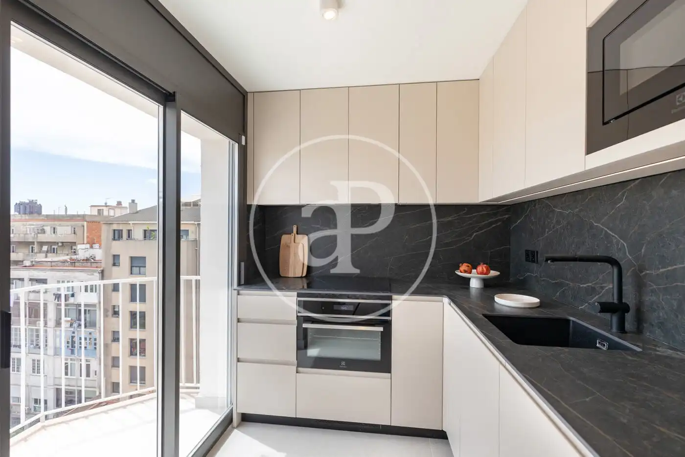 Küche von Wohnung zum Verkauf in Barcelona mit Klimaanlage, Heizung und Terrasse