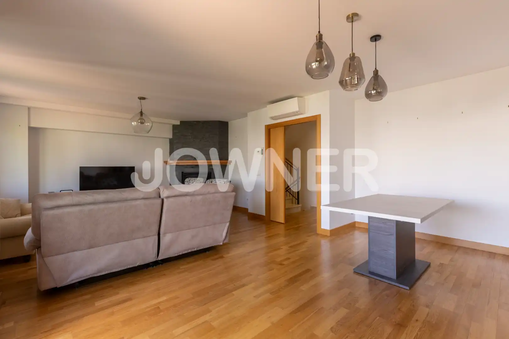 Sala d'estar de Casa o xalet de lloguer en Tres Cantos amb Aire condicionat, Jardí privat i Terrassa