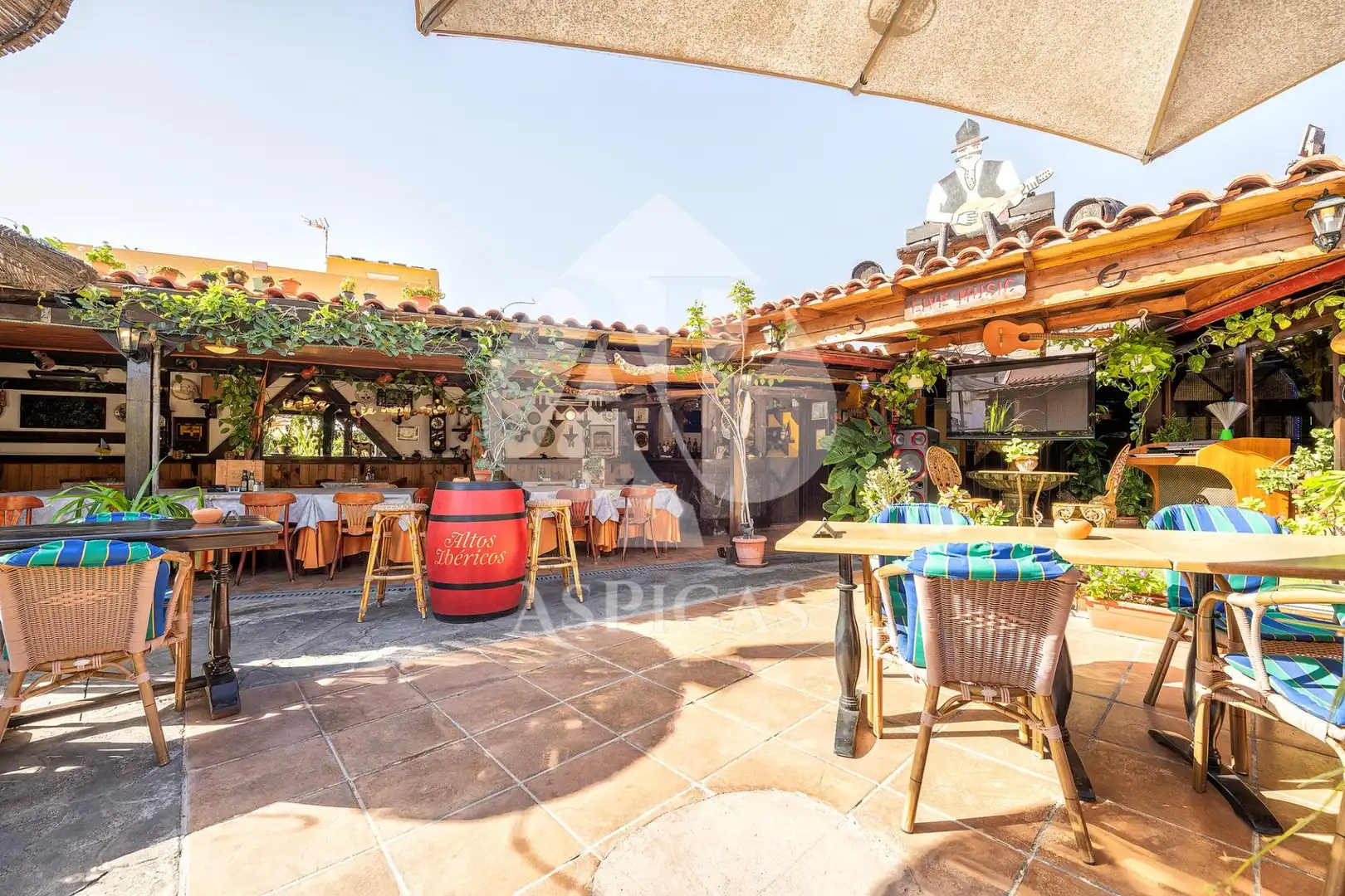 Commercial properties for sale in Montaña - La Data