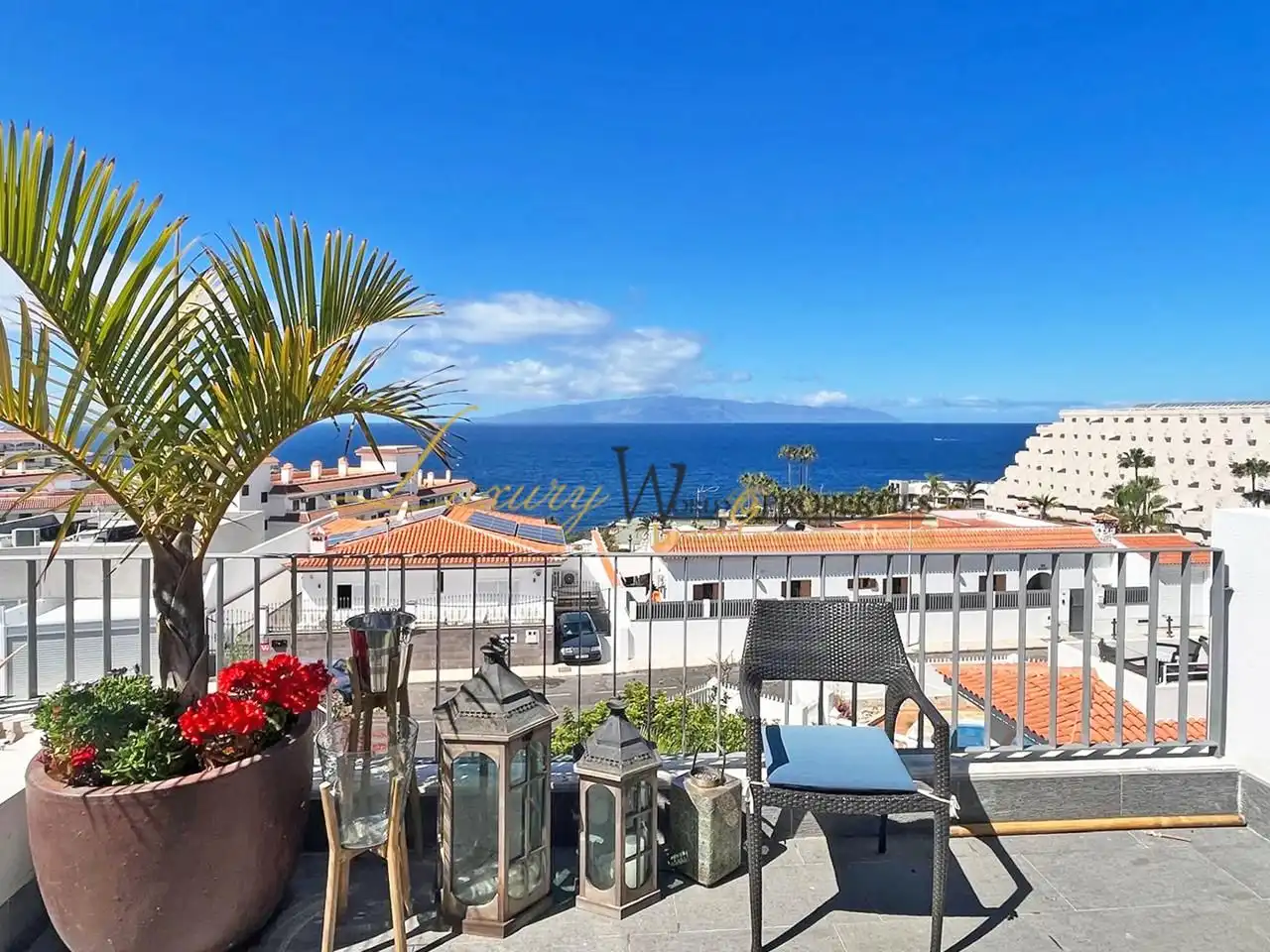 Vista exterior de Casa o xalet en venda en Santiago del Teide amb Aire condicionat, Terrassa i Piscina