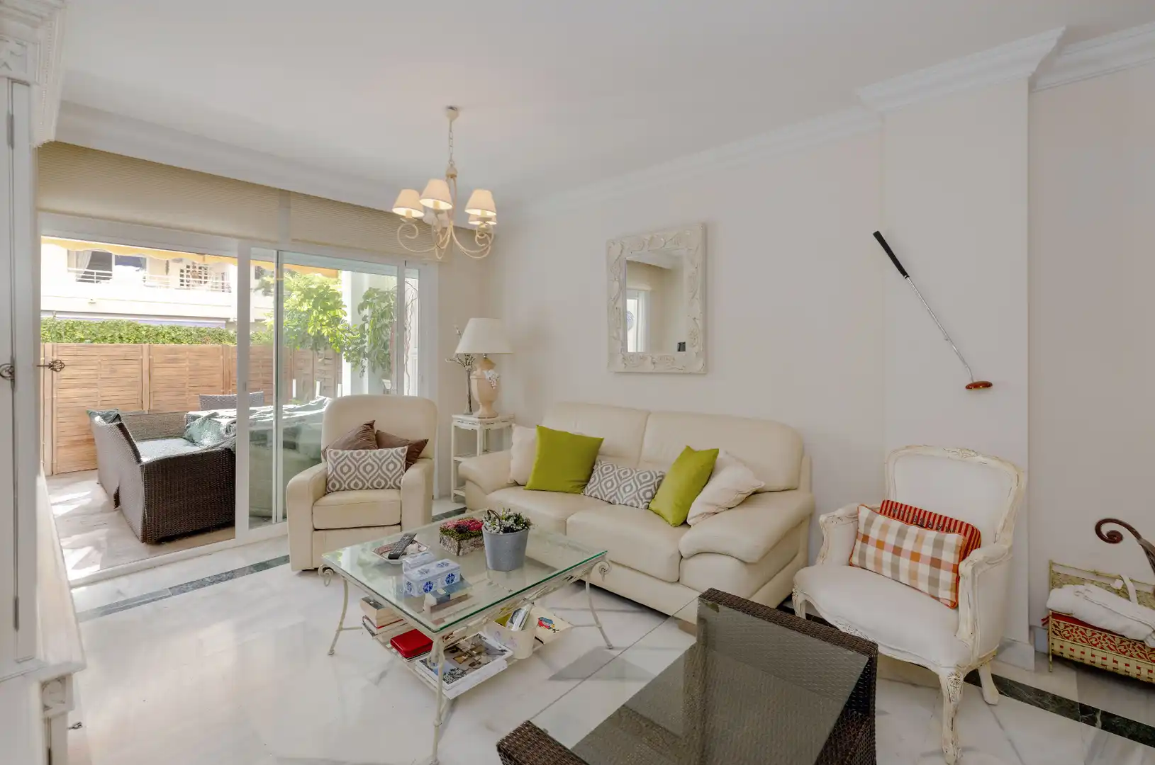 Wohnzimmer von Erdgeschoss zum Verkauf in Marbella mit Klimaanlage, Heizung und Terrasse