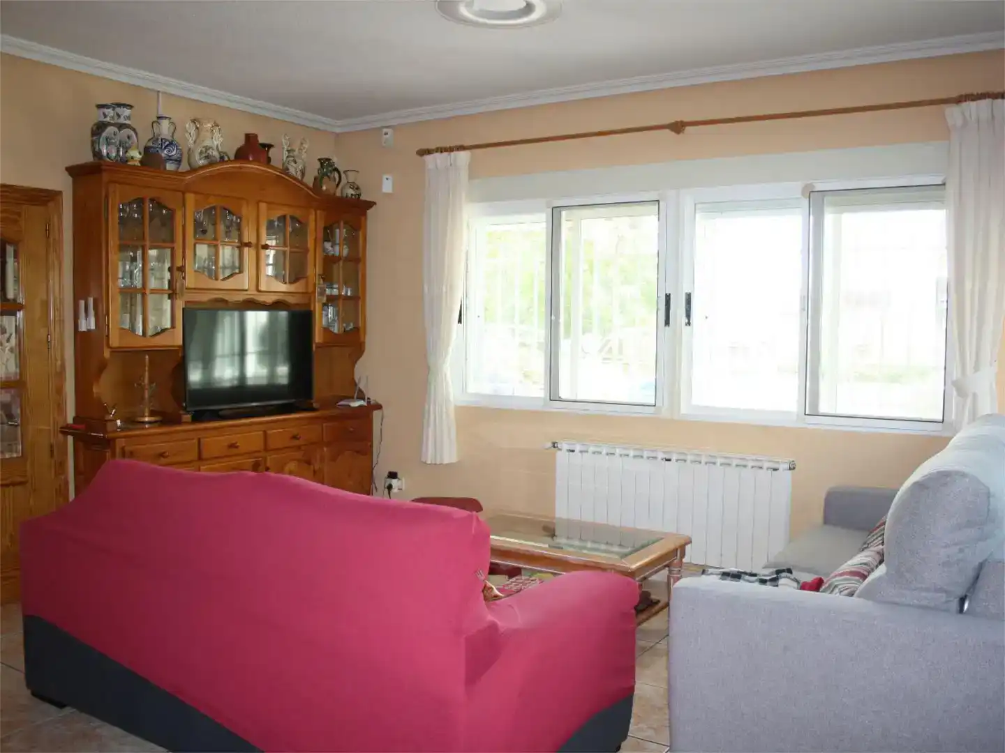 Sala d'estar de Casa o xalet en venda en La Adrada  amb Aire condicionat, Piscina i Balcó