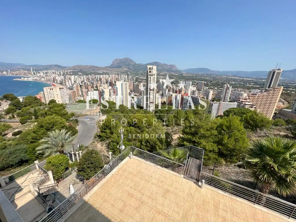 Vista exterior de Casa o xalet en venda en Benidorm amb Aire condicionat, Calefacció i Jardí privat