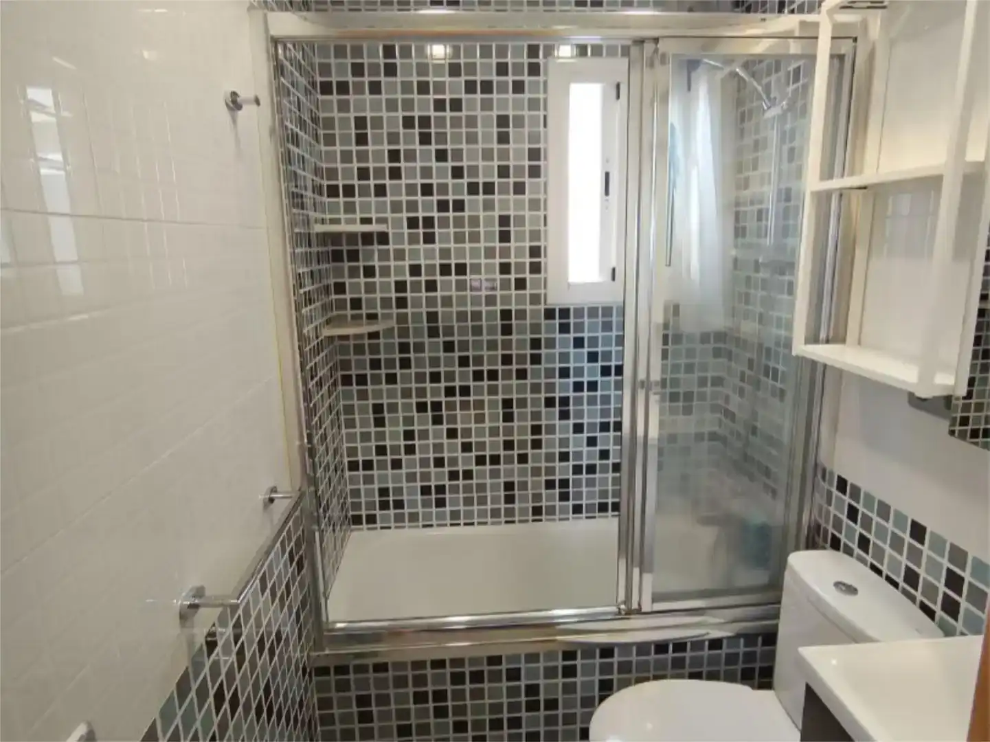 Badezimmer von Wohnung zur Miete in Barcelona mit Klimaanlage, Parkett und Möbliert