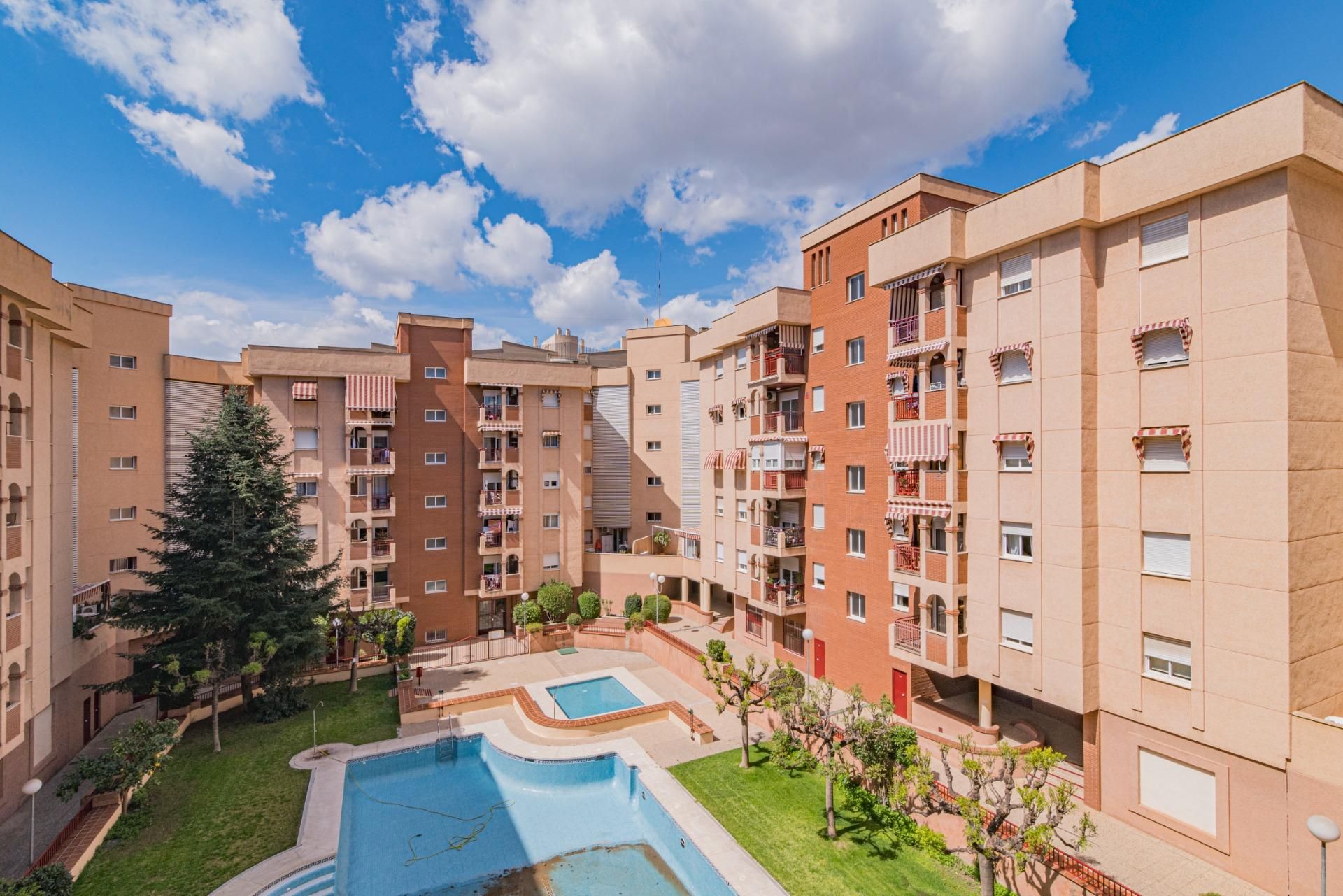 Vista exterior de Pis en venda en  Granada Capital amb Calefacció, Jardí privat i Terrassa
