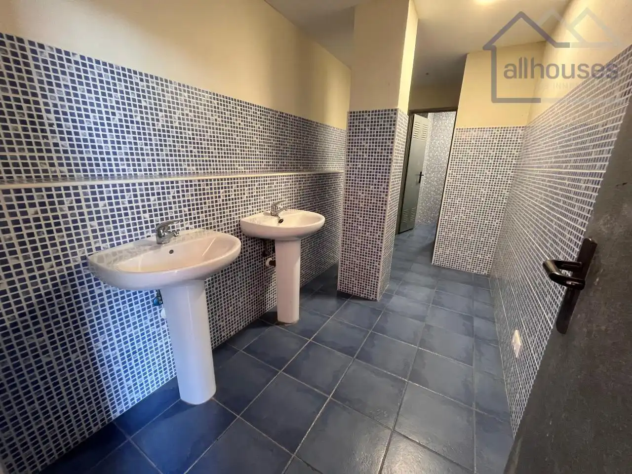 Baño de Apartamento en venta en Vigo  con Calefacción, Piscina y Amueblado