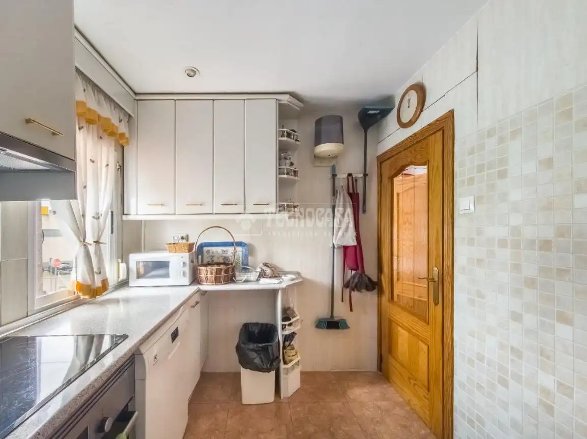 Cocina de Casa adosada en venta en Campo Real con Aire acondicionado