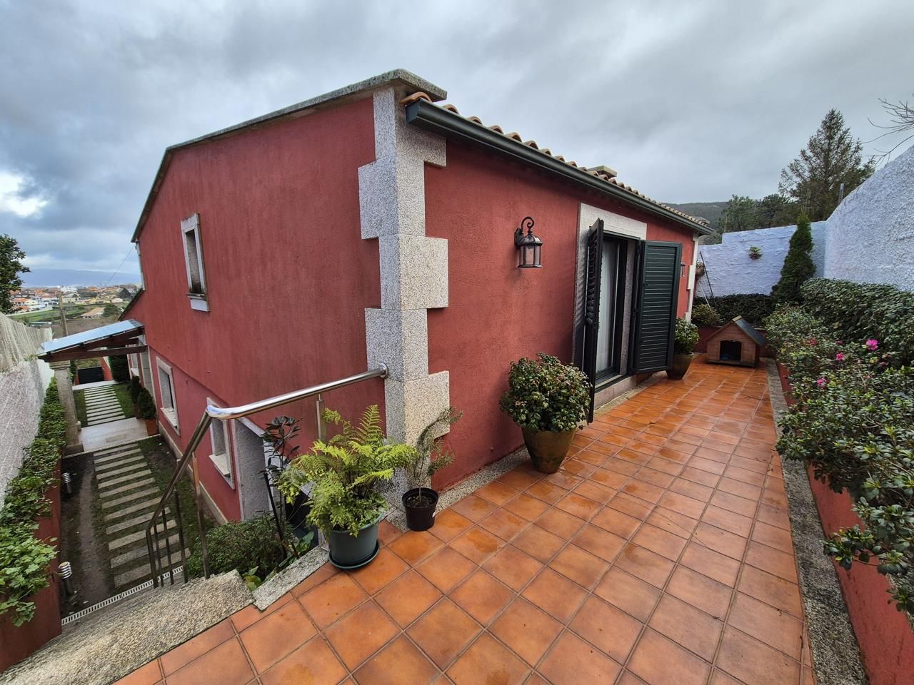 Vista exterior de Casa o xalet en venda en Vigo  amb Calefacció, Jardí privat i Parquet