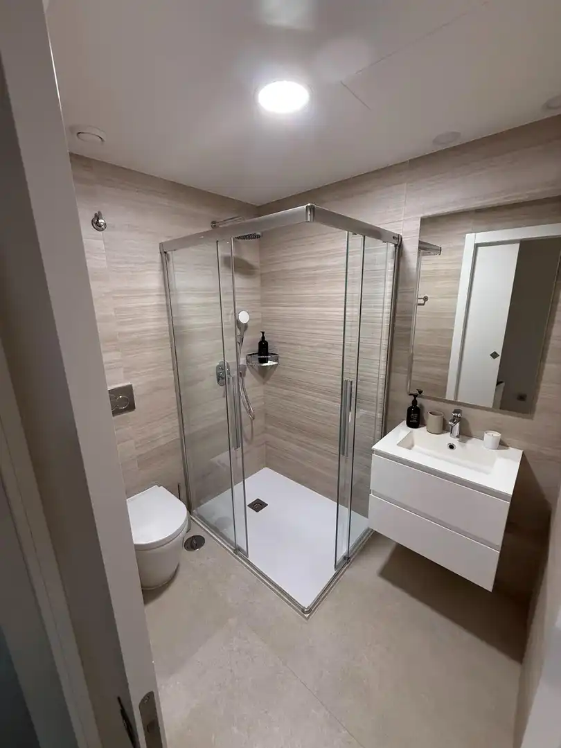 Badezimmer von Wohnungen zur Miete in Benidorm mit Klimaanlage, Heizung und Privatgarten