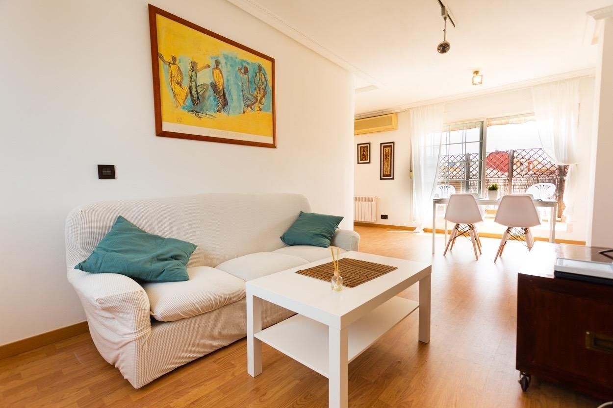 Sala d'estar de Dúplex en venda en  Madrid Capital amb Aire condicionat i Terrassa