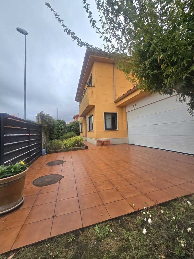 Vista exterior de Casa o xalet en venda en Ferrol amb Calefacció, Jardí privat i Traster