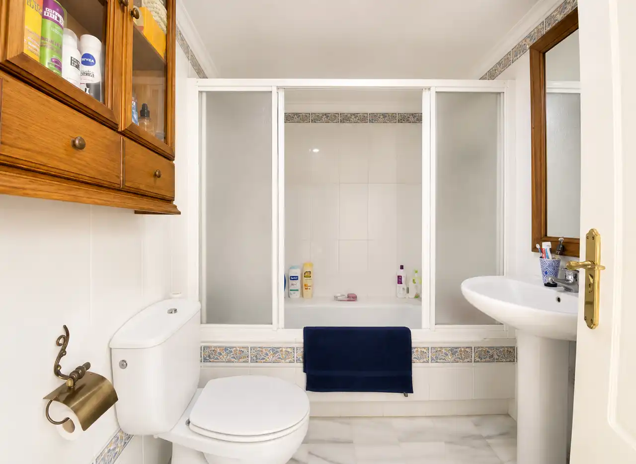Baño de Piso en venta en Marbella con Aire acondicionado, Terraza y Amueblado