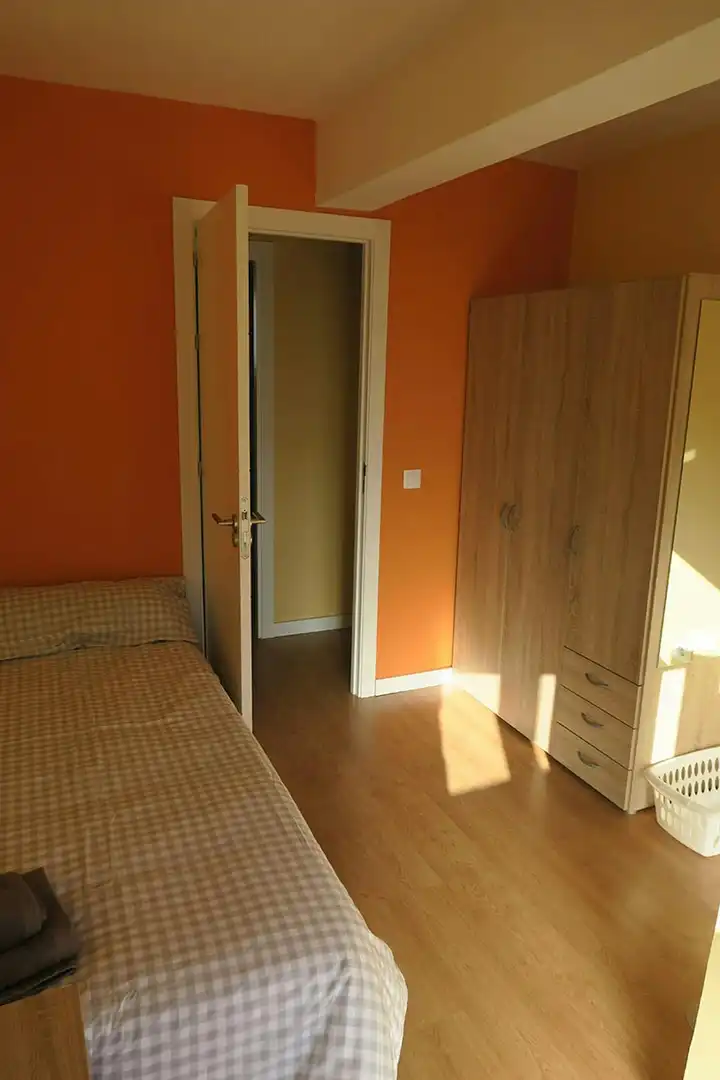 Bedroom of Flat for share in  Sevilla Capital  with Air Conditioner, Heating and Furnished