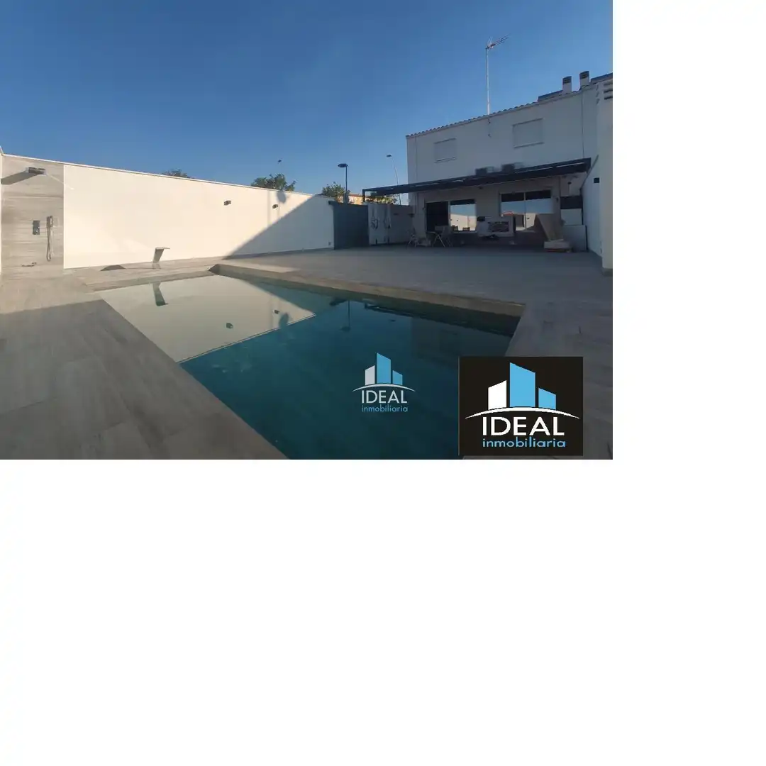 Piscina de Casa adosada en venta en Villanueva de la Serena con Aire acondicionado, Calefacción y Terraza