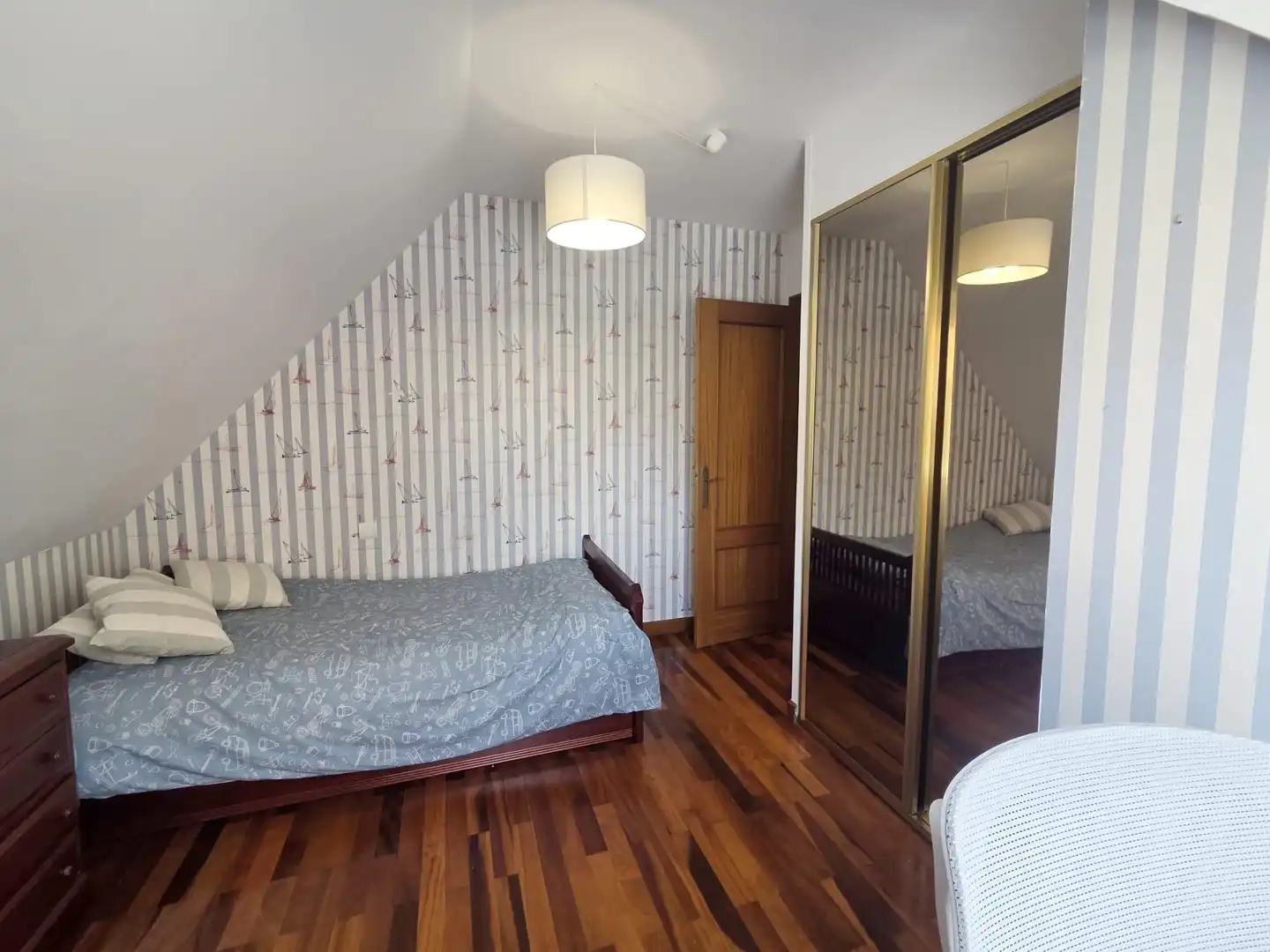 Schlafzimmer von Dachboden zur Miete in Santander mit Heizung, Privatgarten und Parkett