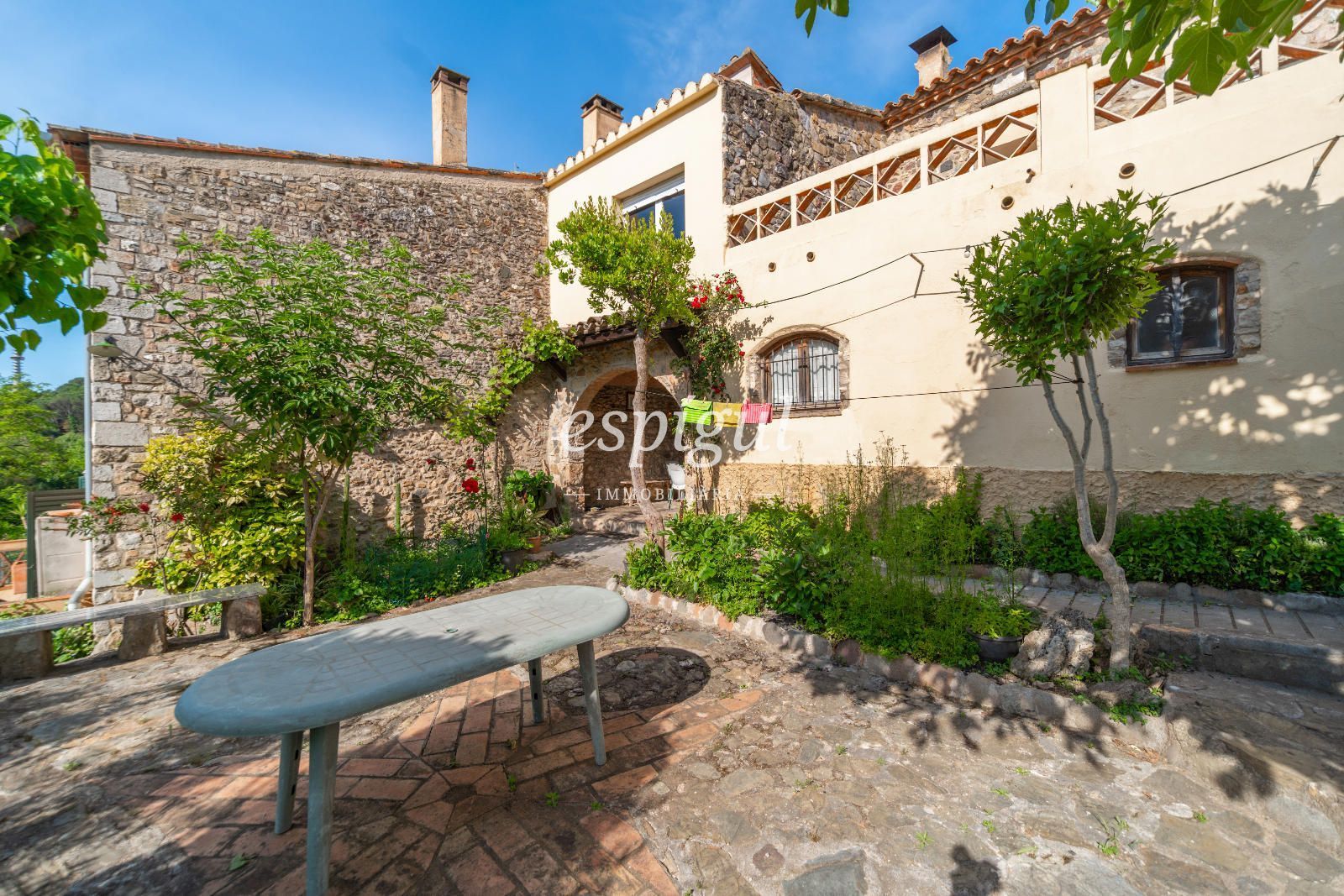 Vista exterior de Casa adosada en venda en Girona Capital amb Calefacció, Jardí privat i Terrassa