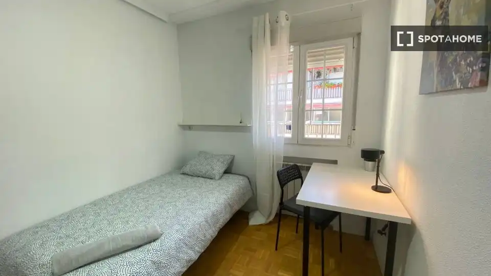 Dormitori de Pis de lloguer en Madrid amb Aire condicionat, Calefacció i Moblat